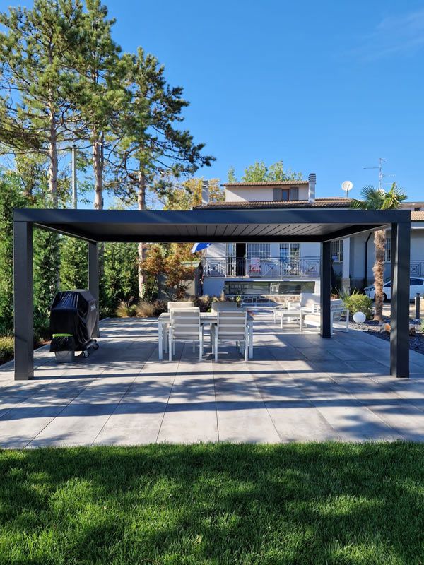 Realizzazione area living con ulivo secolare