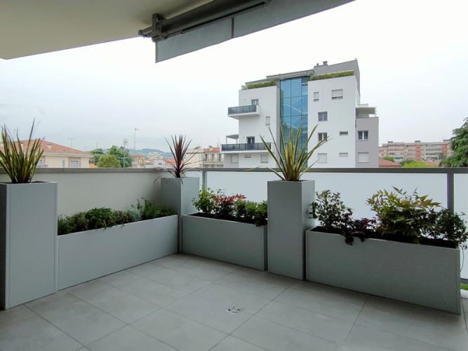 Realizzazione terrazzo con fioriere