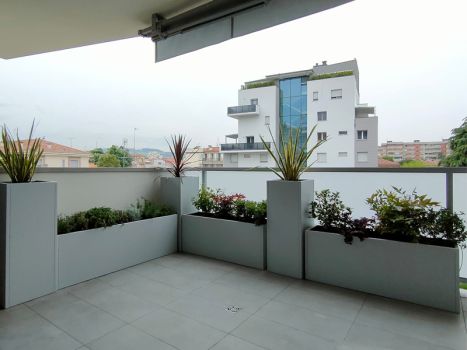 Realizzazione terrazzo con fioriere