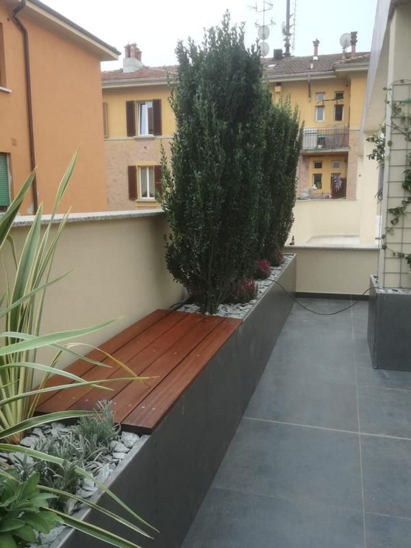 Terrazzo con fioriere a Bologna