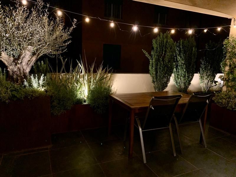 Terrazzo con fioriere a Bologna
