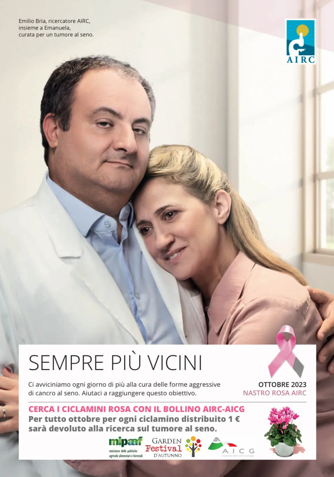 Locandina della campagna Nastro Rosa AIRC di ottobre 2023: un ricercatore in camice abbraccia una donna curata per un tumore al seno, con l'invito a cercare i ciclamini rosa con il bollino AIRC-AICG