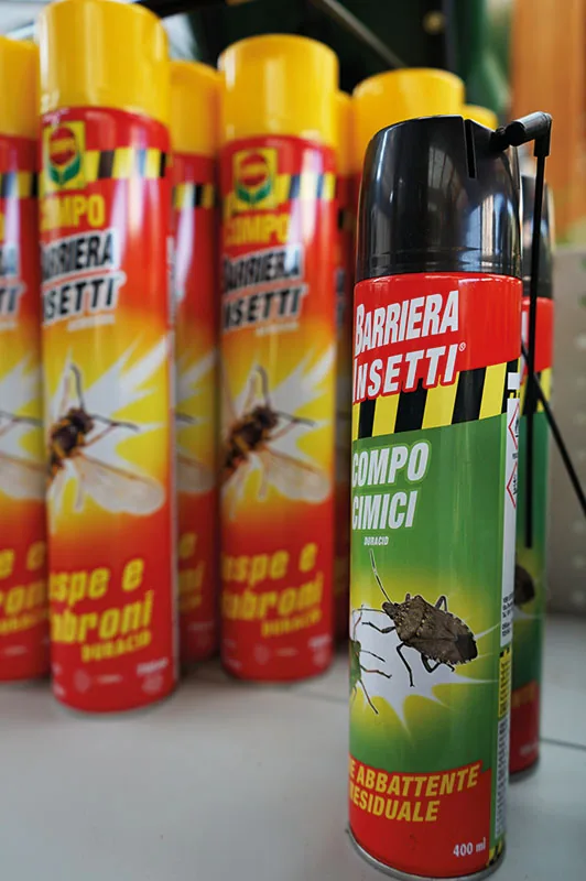 Bombolette spray contro vespe, calabroni e cimici, allineate sullo scaffale
